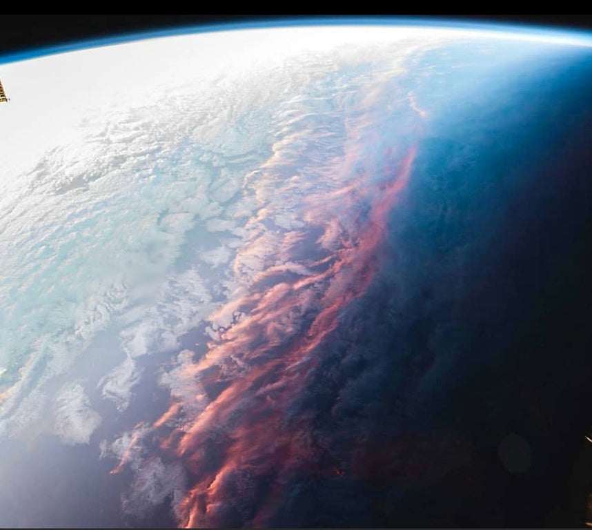konstructivizm's tweet photo. This is what a sunset looks like from space https://t.co/1KYGY2qmgf