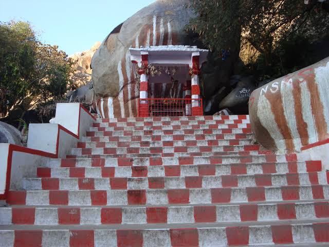 Kurumurthy- Kurumurthy Rayudu: This place is located about 25 Kms away from Kothakota which is on the NH No. 44 Hyd & Kurnool. Kurumurthi is a hill temple and the main deity is Lord Sri Venkateshwara Swamy. In olden days the temple was in a cave in between two mountains.