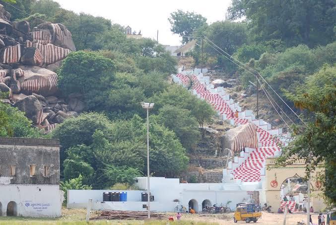 Kurumurthy- Kurumurthy Rayudu: This place is located about 25 Kms away from Kothakota which is on the NH No. 44 Hyd & Kurnool. Kurumurthi is a hill temple and the main deity is Lord Sri Venkateshwara Swamy. In olden days the temple was in a cave in between two mountains.