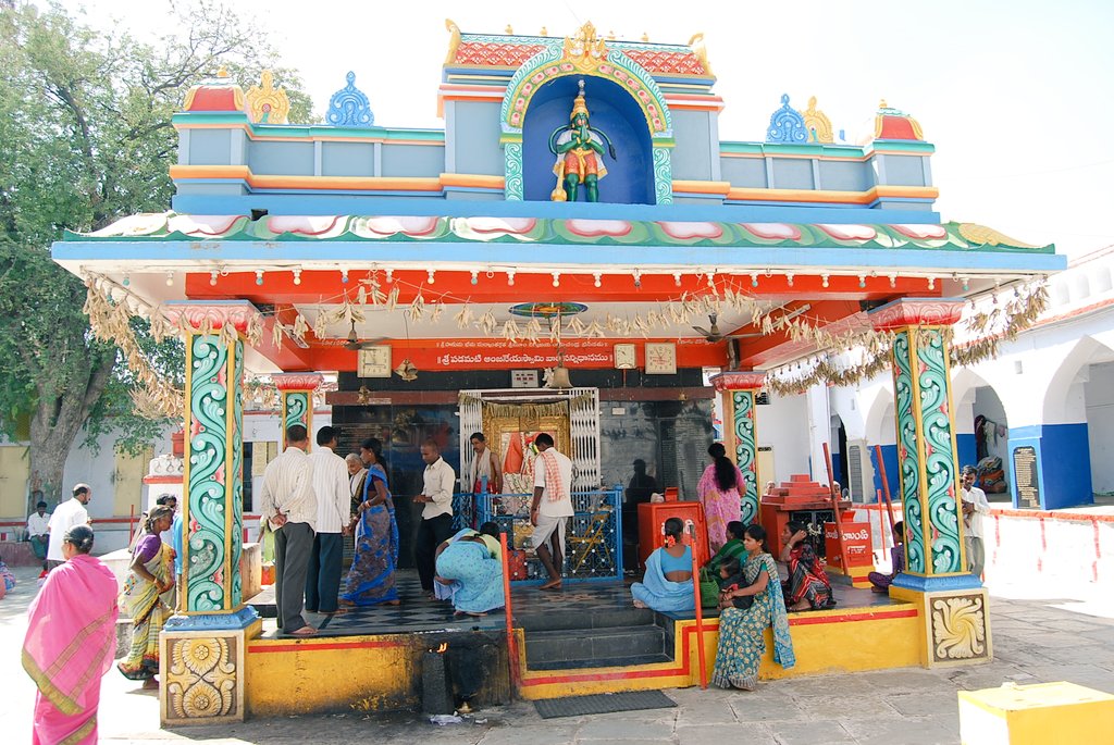 Another feature is that this temple does not have a roof.The idol in this temple dries up in the sun and bathes in the rain.