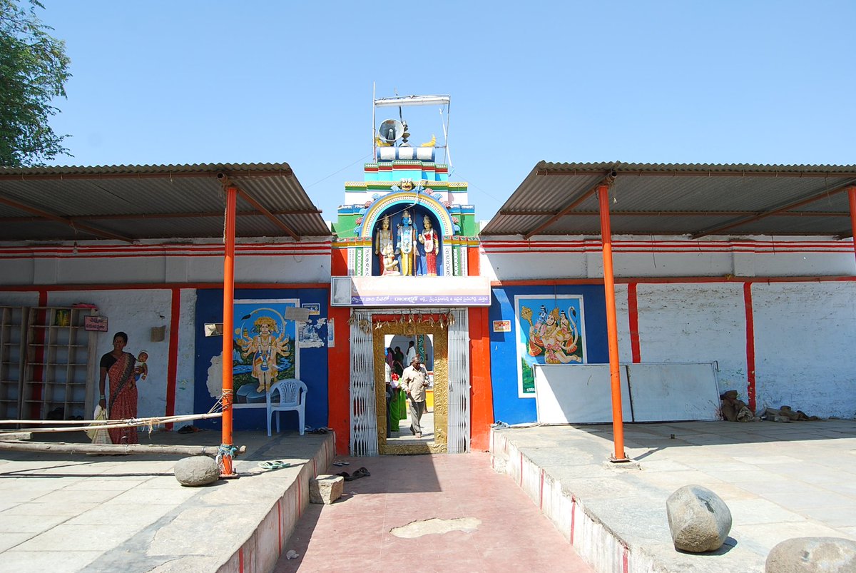 Another feature is that this temple does not have a roof.The idol in this temple dries up in the sun and bathes in the rain.