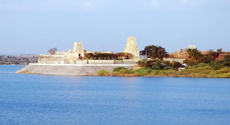 SRI RANGAPURAM- Sri ranganayaka Swamy temple is located at srirangapur. This temple was built during 18th century AD. This temple was constructed by Sri krishnadevaraya the Vijayanagara ruler. the temple is a classic example of Vijayanagara architecture.