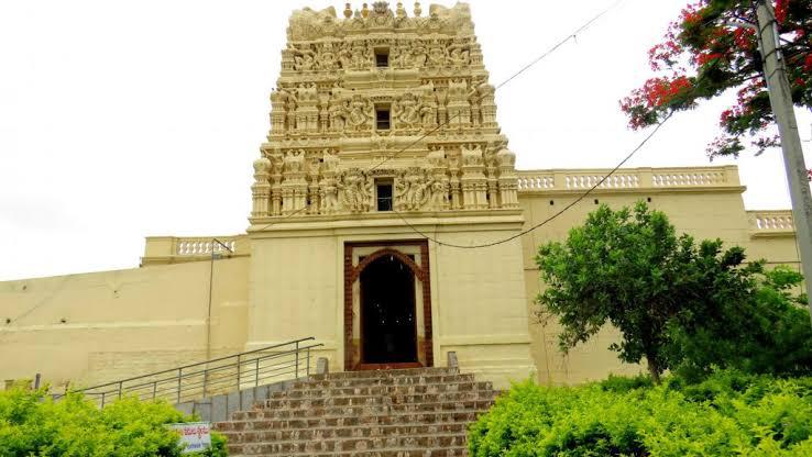 SRI RANGAPURAM- Sri ranganayaka Swamy temple is located at srirangapur. This temple was built during 18th century AD. This temple was constructed by Sri krishnadevaraya the Vijayanagara ruler. the temple is a classic example of Vijayanagara architecture.
