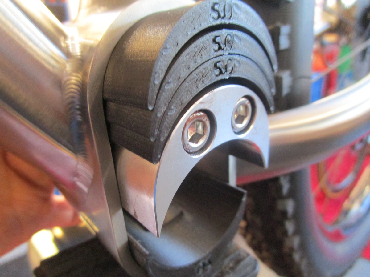 bikeshopforza's tweet photo. MONORAL BIKES AE納車！
AEの売りでもあるドロップ量を調整可能なバーチカルBB。
シムの組み合わせにより、5mm刻みで40mmのポジション変更が可能。
日本のモノづくりへのコダワリが感じられる1台。

※詳しくは下記ブログもご覧ください。
https://t.co/xAjoPKFMwr
#monoralbikes #enduro #titanium https://t.co/xd0oE3elHY