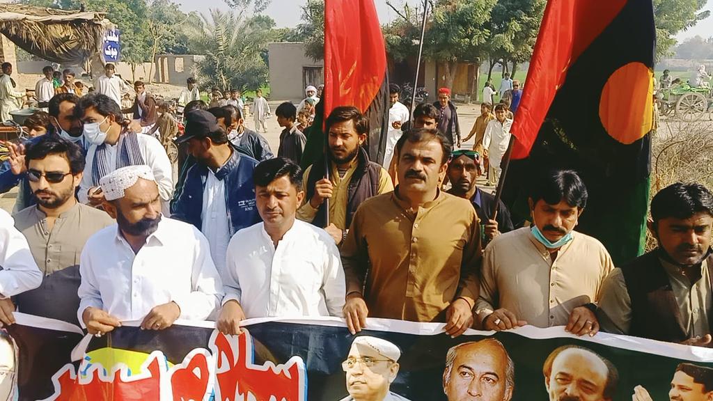 SuhbatMari's tweet photo. Day 12#CaravanEBenazir: Continuing our journey of love  from City Razi Dero to pay tribute to Shaheed Mohtarma Benazir Bhutto, will reach Garhi Khuda Bux Bhutto, Larkana on 27th December and will salute and #SalaamShaheedBenazir. https://t.co/N41YdbGJzM