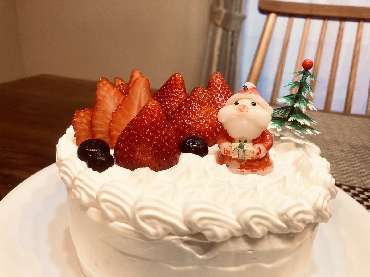 紺 على تويتر クリスマスケーキ 毎年使ってるからサンタさんロウソクがはげはげになってしまった