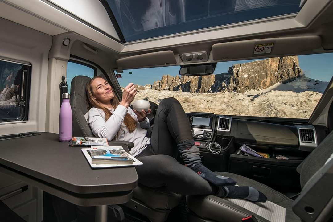 Tina Maze: "Este modelo, el SGX parece que está hecho para mí! Hay mucho espacio útil para todo mi equipo de esquí y, sin embargo, es como un pequeño apartamento. Tengo todo lo que necesito para estar lejos de casa".