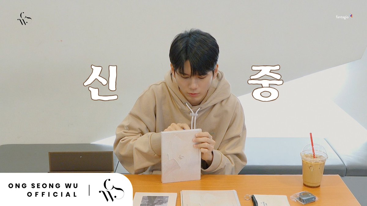 ONG SEONG WU 옹성우 - 2021 SEASON'S GREETINGS UNBOXING
▶ youtu.be/ONsLXoghFHk

#옹성우 #ONGSEONGWU #시즌그리팅