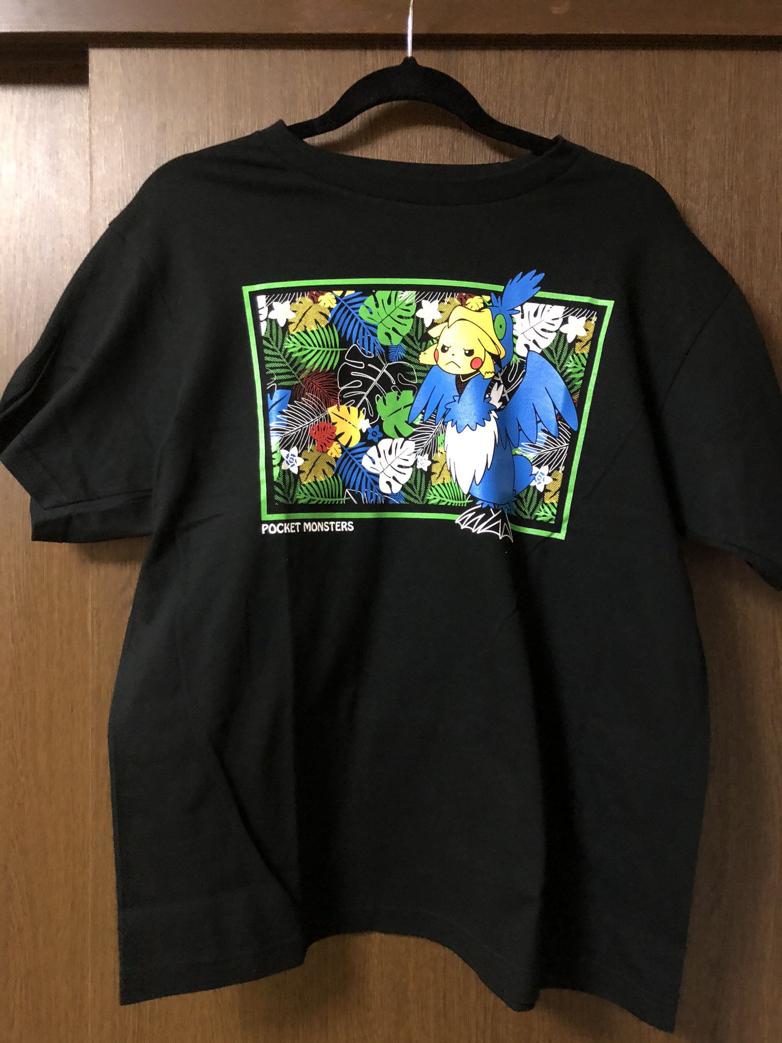 小野沢裕貴 とりあえず先にチケットだけ買おうとしたらポケモンシャツが売ってた そりゃ買うよ そしてポケモン服に着替えてレッツゴー 今日のポケモンコーデは映画ココとのコラボしたパーカーとコーチジャケット バックにピカチュウだから