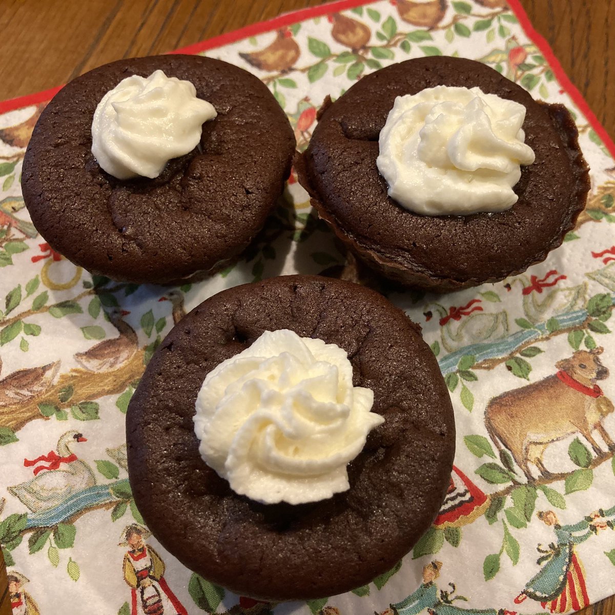 にゃんこ クリスマスケーキ のデコレーションで湯煎したチョコレートが余ったので なかしましほさんレシピの ガトーショコラをつくりました 油脂が バターじゃないのが良いですね T Co Y5exuefbgs