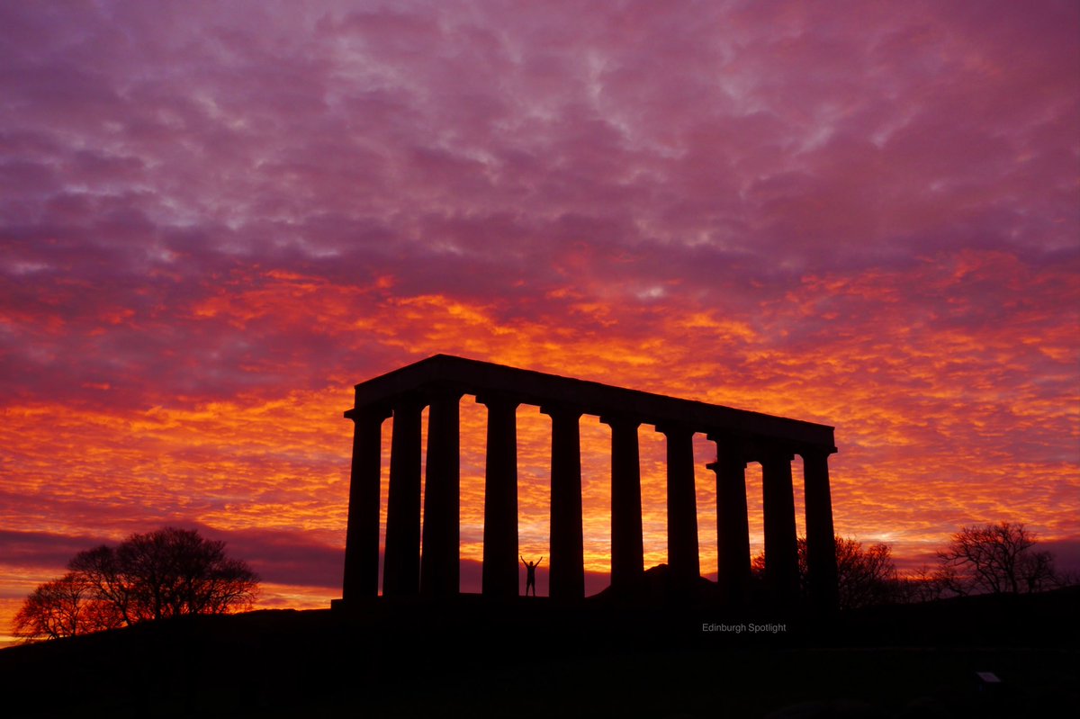 Stunning Christmas Day sunrise this morning 😍

Have a great day everyone 🎄🎅🏽
#Edinburgh #CaltonHill