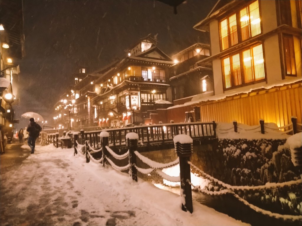 霜築 クリスマス 雪の振る夜の銀山温泉です 久しぶりにこの風景を見れました T Co Gjcjbl9nv8 Twitter