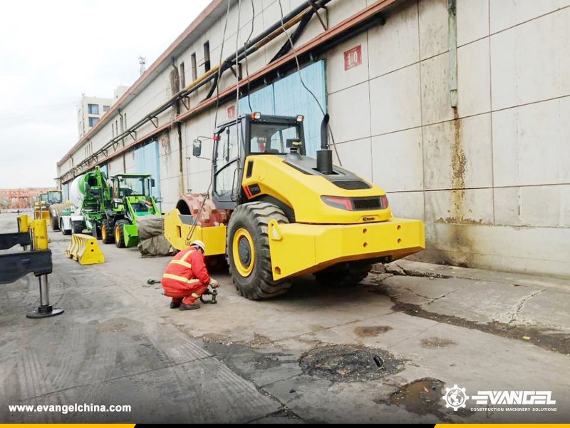 EvangelChina's tweet photo. #Evangel Exported 1 Unit LIUGONG CLG6120E Road roller to Burkina Faso🔥
...
👉 sales@evangelchina.com
🌐 https://t.co/HtEPcjK5zf
...
#liugong #roadroller #liugongroadroller #roadrollers #roadmachinery #heavymachine #heavyequipment #construction #CLG6120E https://t.co/ulXDEa2UIv