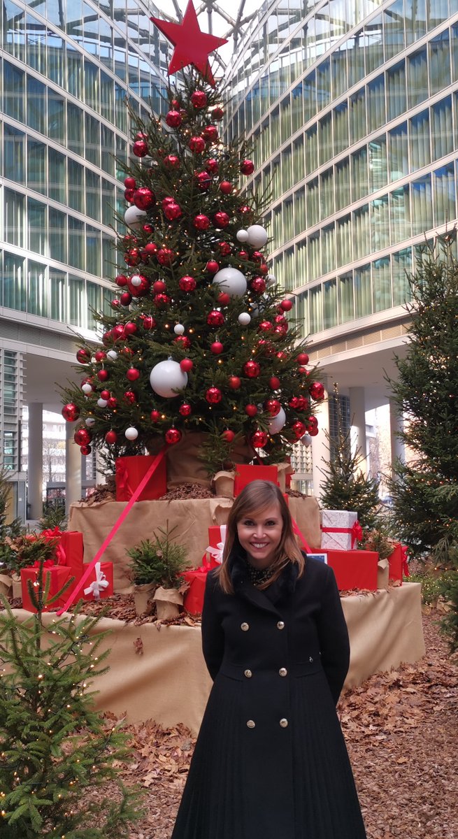 PianiSilvia's tweet photo. Che la magia delle feste possa riaccendere gioia e amore! I miei più cari auguri di Buon Natale! 😊 https://t.co/CsOdrfn7jD