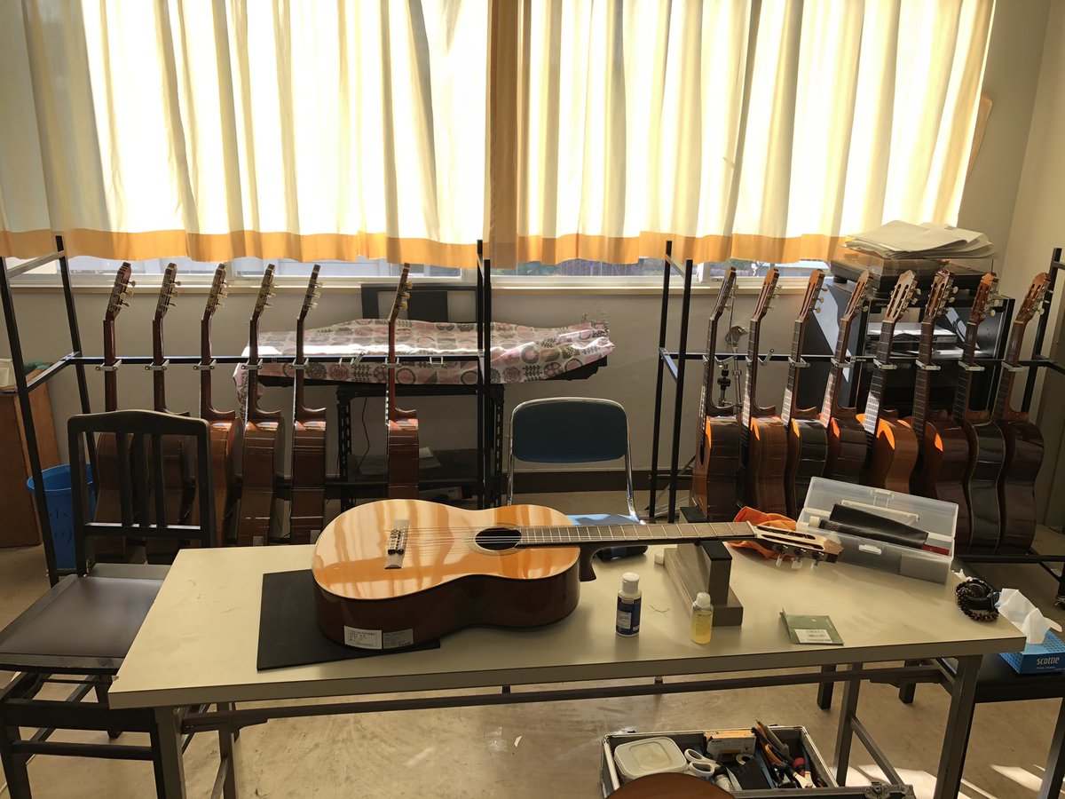 Nerd中田 フリーの楽器屋 メリークリスマス 本日は出張リペアで千葉県内の某公立高校にクラシックギターのメンテナンス 本数なんと16本 野球部でノックのシゴキを受けているかの如くクラシックギターを直す 先生 ご用命ありがとうございました