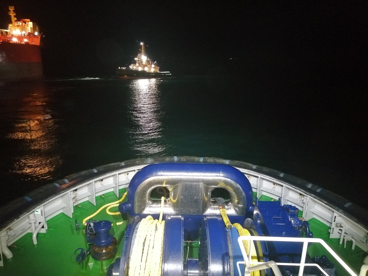 volyar17's tweet image. 0330 shout on Christmas day. 😭 The black gold has to keep moving.
4 tankers leaving #scapaflow today so that will be at least 60 sailors spending Christmas at sea.
Happy Christmas from the tug Odin. 
#tuglife