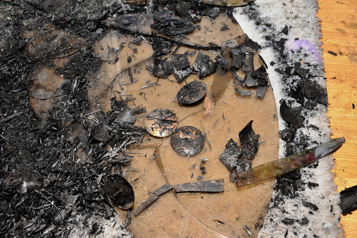 Jaký byl Štědrý den 2020 u pražských hasičů?
Otevírali jsme byty, měřili koncentrace, vyprostili osobu z kontejneru...a také hasili.
Včera jsme vyjeli ke 2 požárům souvisejícím s Vánocemi.
Podrobnosti:
hzscr.cz/docDetail.aspx…

Třeba někdy budou #vánocebezhasičů