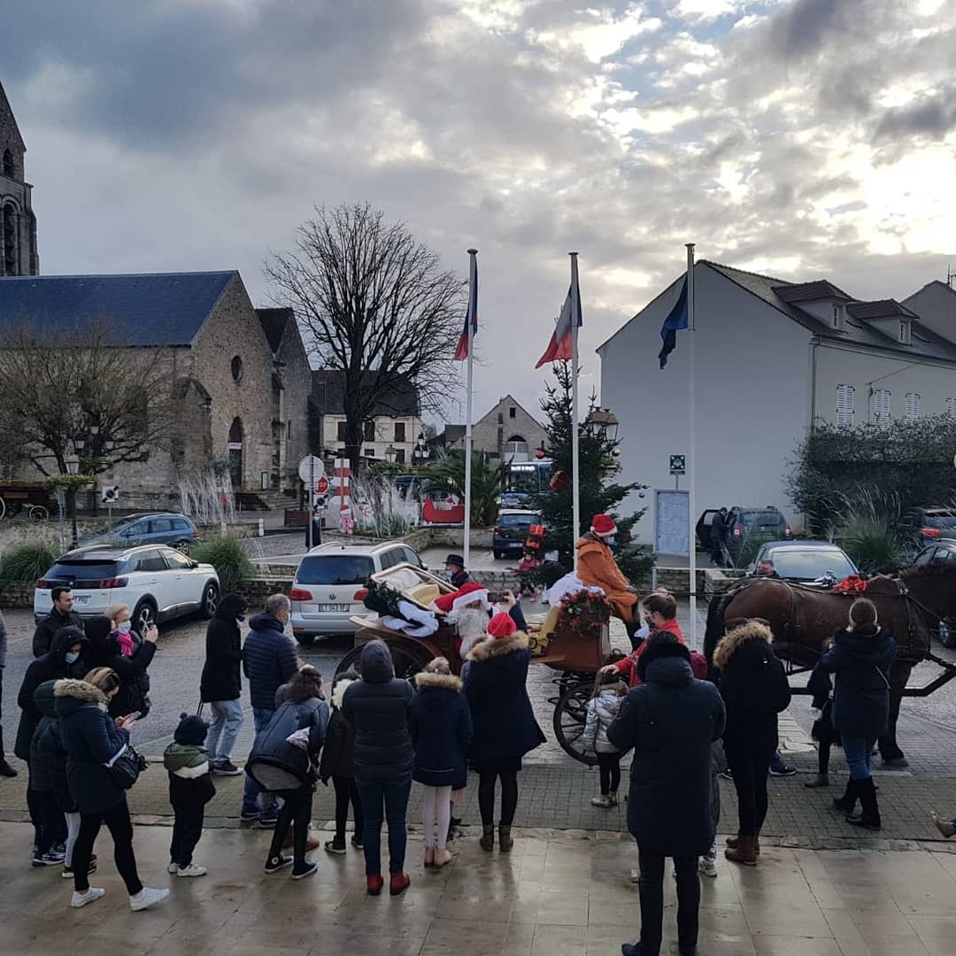 🎅🏻 | Passage du Père Noël 
Avant la distribution des cadeaux, le père Noël est passé dans les rues de la ville pour le plus grand plaisir des petits mais aussi des plus grands, accompagné des Attelages de Montjean et de Karine Thioux, conseillère municipale déléguée au scolaire✨