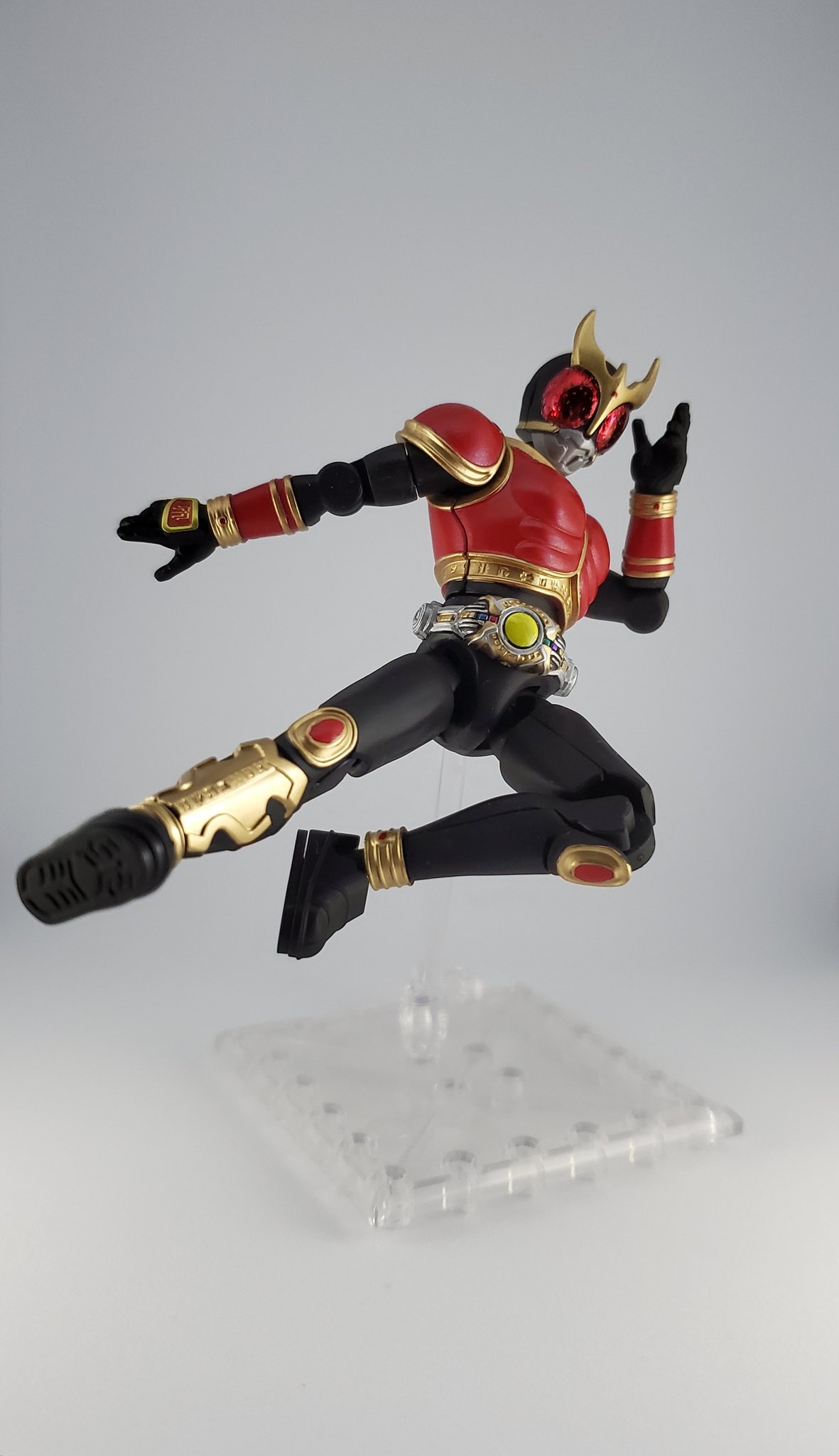 スペリオル 仮面ライダークウガ ライジングマイティ 完成 いつもと同様にパテでの穴埋め 肩を胴体接続に変更しました ライジングのマイティキックってあんなに凄い火力だったんですね アメイジングの方は覚えてるけど ライジングの方は全然覚えて