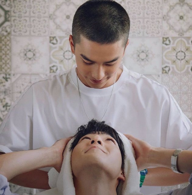 8. The main actors lived together for almost two months for the film. During this time, they exchanged journals with each other where they wrote what they wanted to tell to each other or to their characters. This helped them break the ice and relate to their characters more.