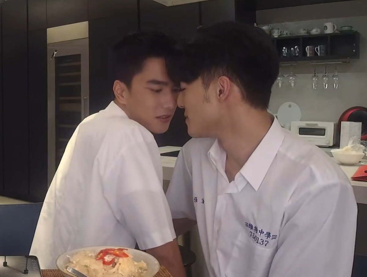 8. The main actors lived together for almost two months for the film. During this time, they exchanged journals with each other where they wrote what they wanted to tell to each other or to their characters. This helped them break the ice and relate to their characters more.