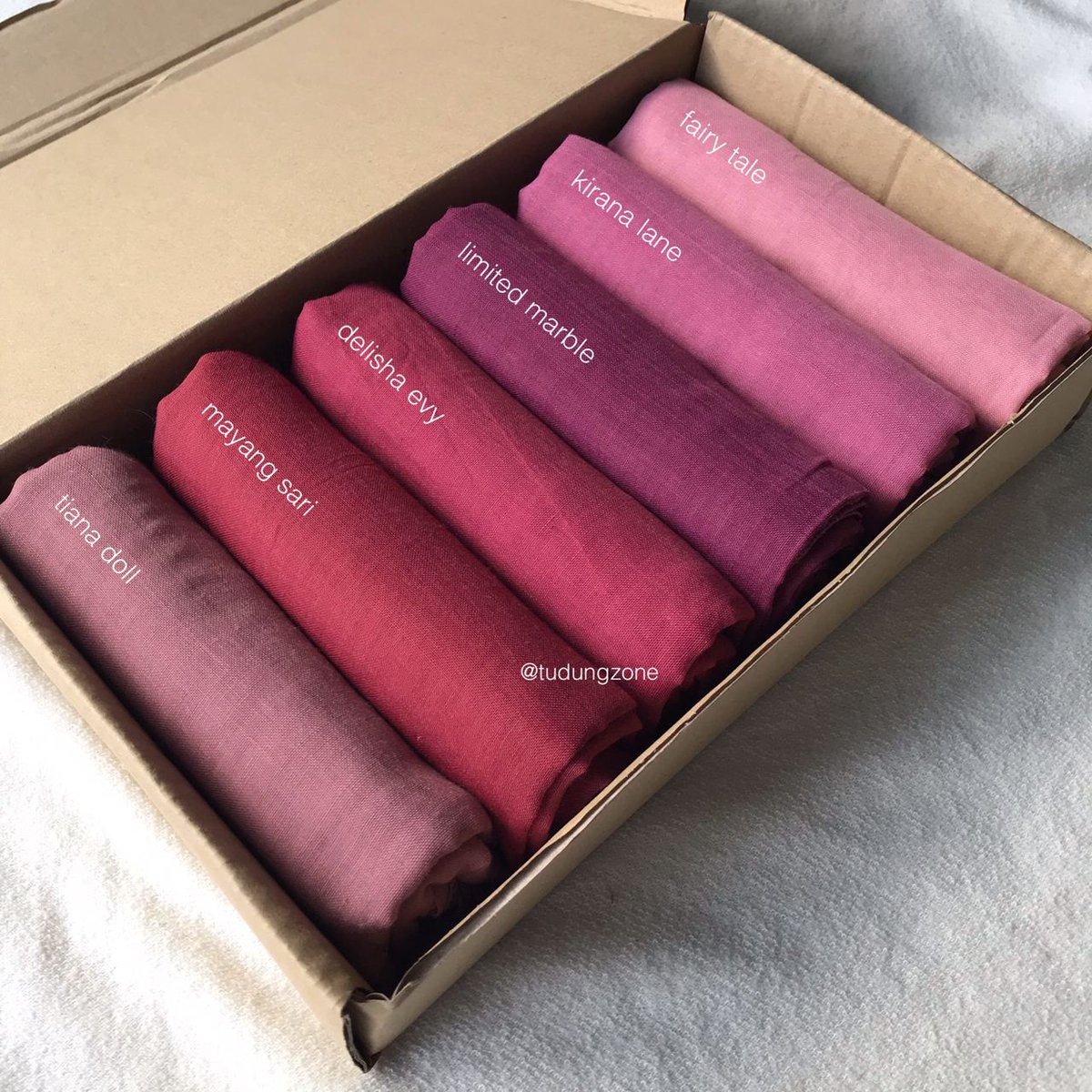 TudungZ's tweet photo. Bawal Travel! 
—
Material : Cotton Voile b45
Price : RM13 each
Combo 5 RM60! 🤪
—
🔥 Mudah dibentuk
🔥 Awning onpoint!
🔥 Tak jarangg
🔥 Sangat selesaa dipakaii
🔥 Lembut besttttt terukkkkk
🔥 Tak panass
—
#tudungmurah #bawalmurah #bawalcottonvoile #tudungborong #wholesale https://t.co/N5qbhIewKs