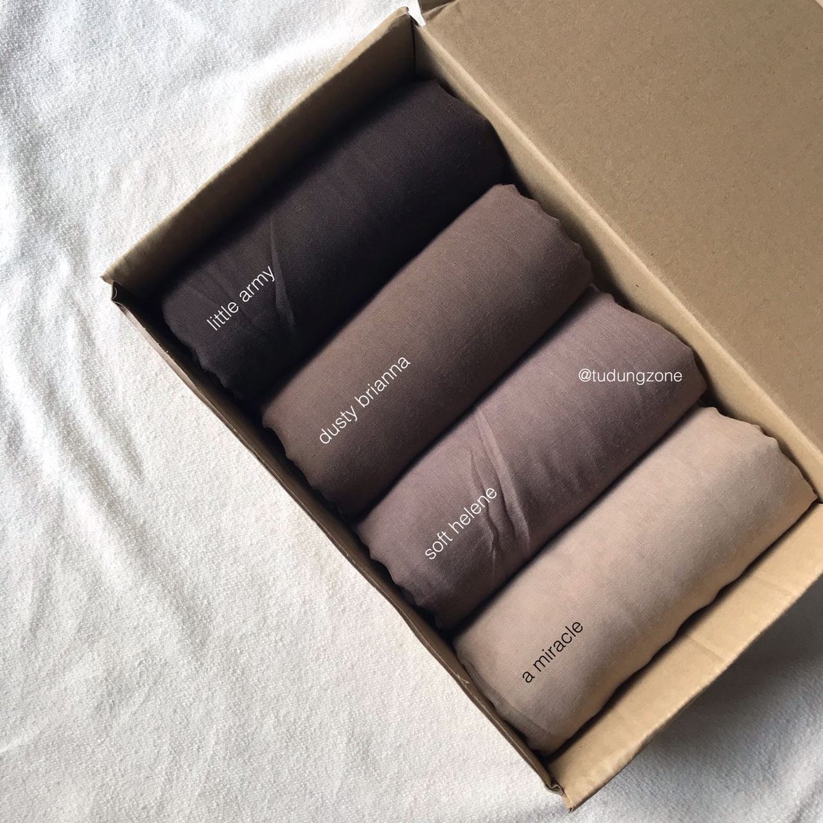 TudungZ's tweet photo. Bawal Travel! 
—
Material : Cotton Voile b45
Price : RM13 each
Combo 5 RM60! 🤪
—
🔥 Mudah dibentuk
🔥 Awning onpoint!
🔥 Tak jarangg
🔥 Sangat selesaa dipakaii
🔥 Lembut besttttt terukkkkk
🔥 Tak panass
—
#tudungmurah #bawalmurah #bawalcottonvoile #tudungborong #wholesale https://t.co/N5qbhIewKs