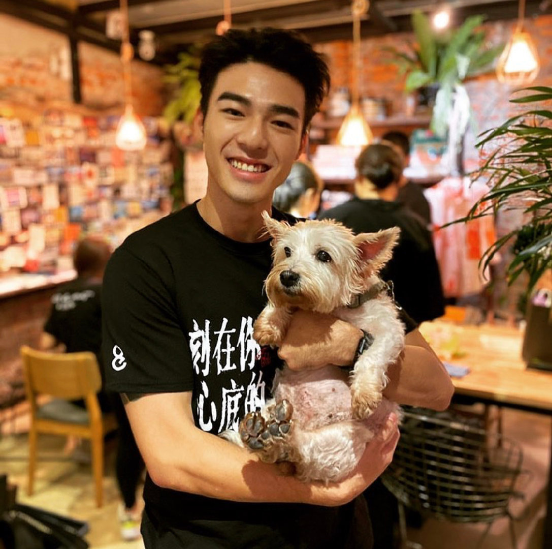 12. Edward Chen has been popular for playing homosexual roles before (e.g. Red Balloon). He has been participating in LGBTQ events to show support especially for his sister who he said has also came out of the closet.