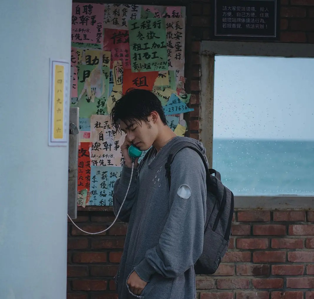 16.1. Edward has always found difficulty acting crying scenes. During the scene, he told Liu and Chu that he does not think he would be able to cry. Because Edward is close with his mom, during the telephone scene, they played sad music for him +