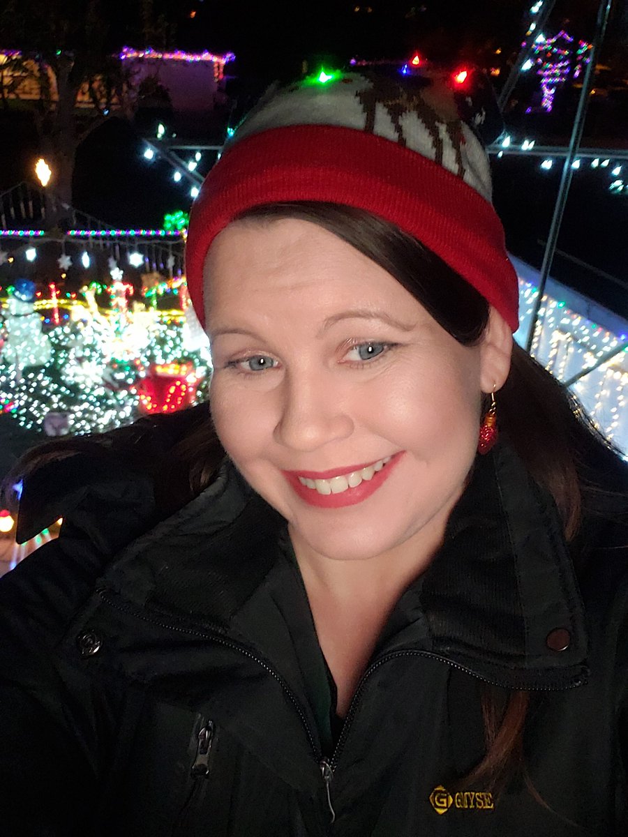 SaraRauter's tweet photo. Baby it's cold outside... 

Up On the Rooftop...

🎄☃️🎄☃️🎄

My finished look using all Farmasi products! 😍💋💄💋

https://t.co/7pulfuEuTx 

#BeautyDoneRightwithSara #Farmasi #beyou #bestyou #Deals #makeup #love #skincare #longlastinglipcolor #liplove #beautiful #InstaGlam https://t.co/YCmLwtZW8E