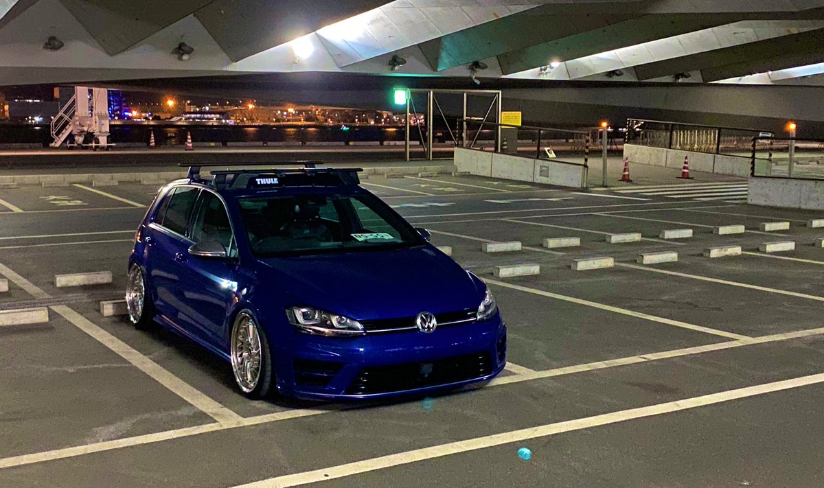 tim_tim_69's tweet image. 大さん橋ホールの駐車場😍

#車好きな人と繋がりたい 
#いいと思ったらRT 
#STOPTECH #skolwheel #Volkswagen #GOLF7 #GOLFR