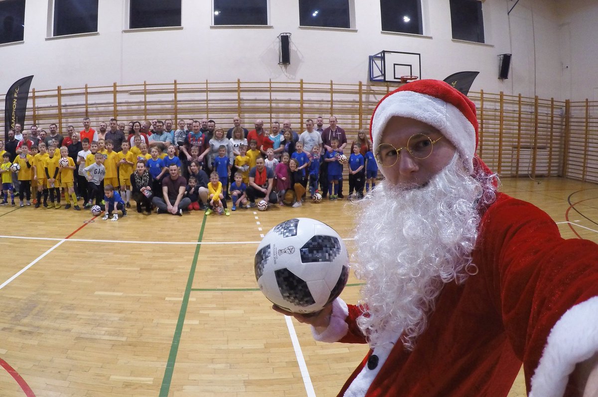 🎅⚽️😊 #pawelskora #santaclaus #swietymikolaj #merrychristmas #wesolychswiat #sport #football #pilkanozna #piatek #friday #wieczor #evening #freetime #czaswolny #polskichlopak #polishboy