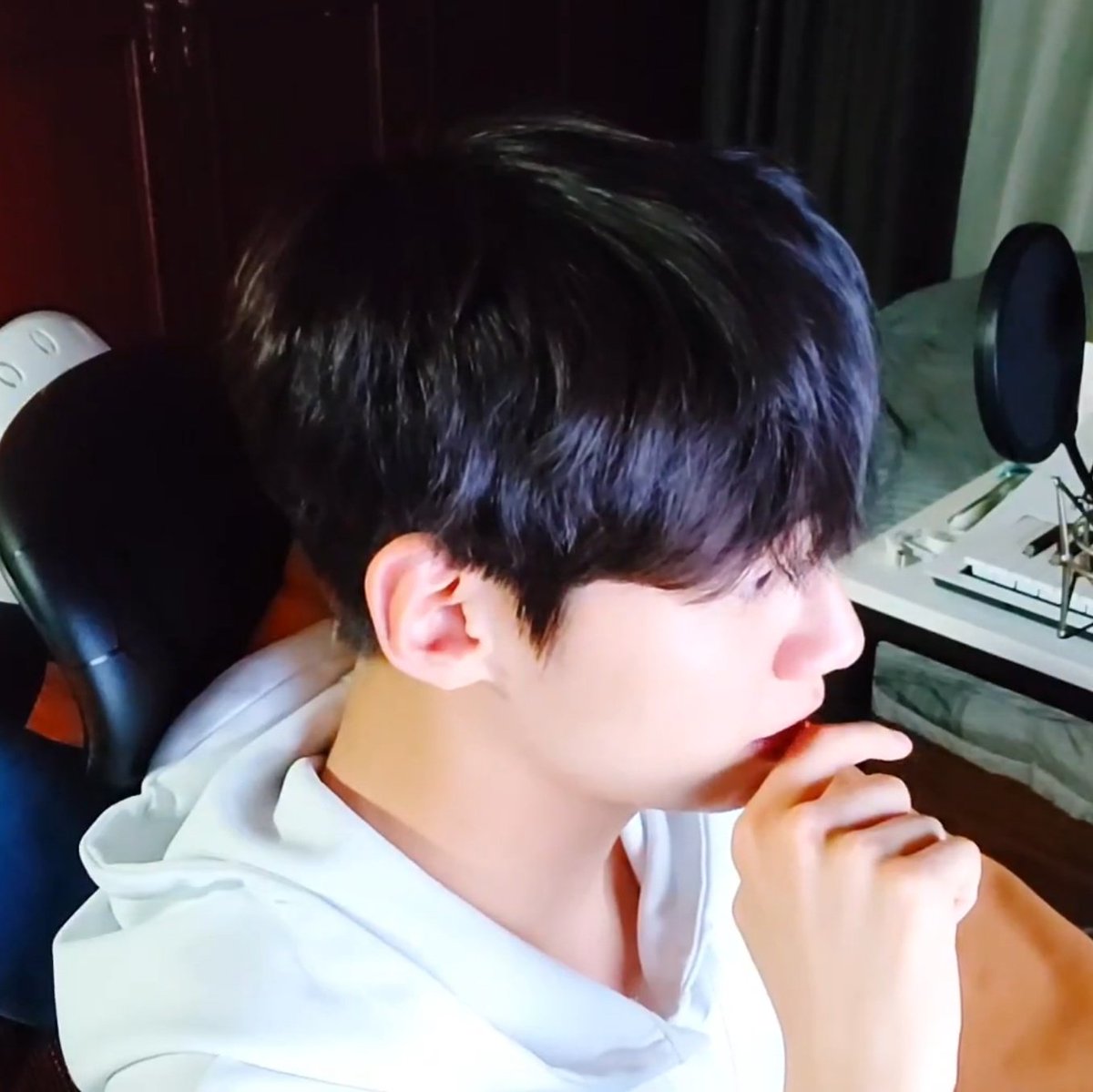 LQ__LJH's tweet photo. ╭┈┈┈╯    ╰┈┈┈╮ 

╰┳┳╯    ╰┳┳╯
    💧  　     💧 

 💧 　          　　       💧
         ╰┈┈╯
  💧   ╭━━━━━╮　 💧
      ┈┈┈┈ 
    💧     　　  💧 https://t.co/1Sr9cOIFTu