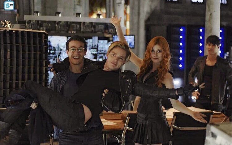shadowhunnterss's tweet photo. We want new episodes to come to the series! (By the way, you're as gorgeous as ever 🤍💜)#Shadowhunters #Netflix #EdDecter https://t.co/kaXxE18RLe