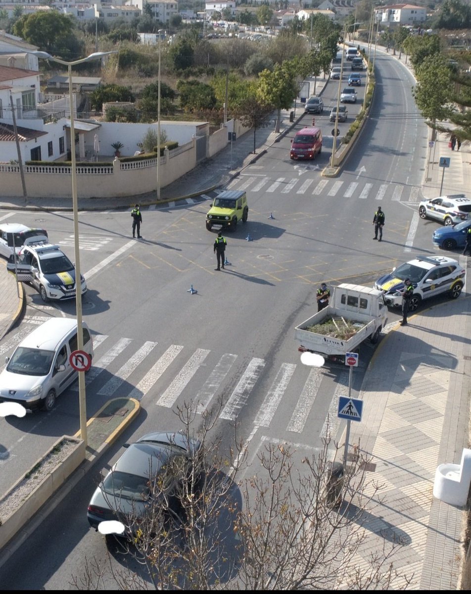 ⚠RECUERDA: Estamos en nivel 4 de alerta antiterrorista.Si estas #Navidades observas alguna conducta sospechosa. Ponte en contacto con #PLA al 965845511 o con #GuardiaCivil 062
Además :Respeta el límite máximo de personas que se pueden reunir para la comida de Navidad.