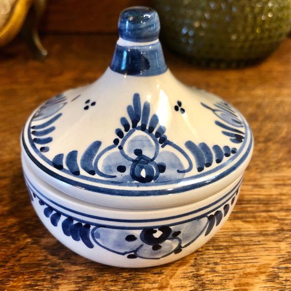 ZendingMachine1's tweet photo. Delft Blue Lidded Trinket Dish Holland Blue and White Candy Dish Ring Holder Jewelry Box #Vintage Floral #Decor Accent Storage Organization https://t.co/P4WqETedNw via @Etsy #etsy #bluedelft https://t.co/cP3PCsK18h
