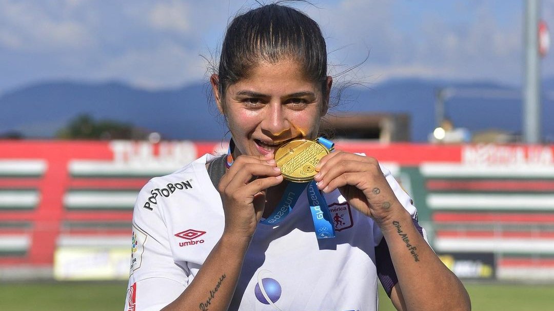 Americaenlared's tweet photo. Nacida en Marinilla-Antioquia, llegó al @AmericaCaliFem a enamoramos con su entrega, con su fútbol, con su amor por estos colores.

Campeona, líder, y temible por su cobros en la pelota quieta, sí, hoy está de cumpleaños @catausme 🥳❤️

🎉¡FELICITACIONES CATA! 🎈👹🎈 https://t.co/Q50s0Fwpul