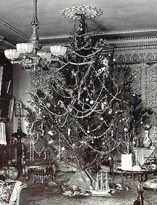 The old custom of simply decking walls and windows with sprigs and twigs was sniffed at. Uniformity, order and elegance were encouraged. There were instructions on how to make elaborate synthetic decorations for those residing in towns.