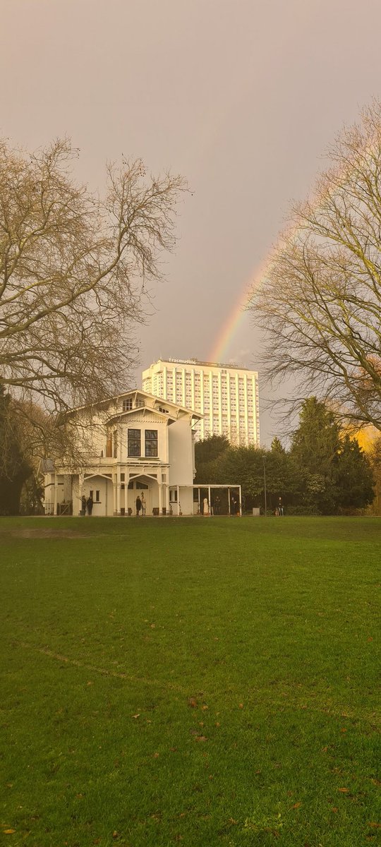 Hopelijk gaat er binnen zo goed aan toe als dat het er buiten uitziet. Wat extra zegen en geluk gewenst aan <a href="/ErasmusMC/">Erasmus MC</a> tijdens deze feestdagen.