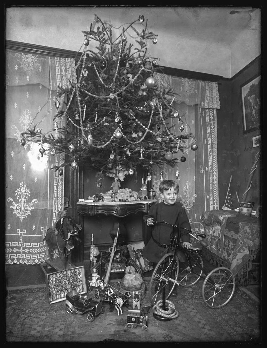 Mechanisation and the improved printing process meant decorations could be mass-produced and advertised to eager buyers. The first advertisements for tree ornaments appeared in 1853.