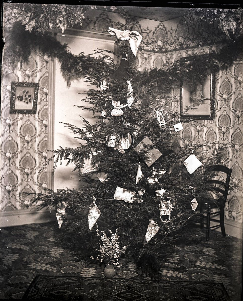 Mechanisation and the improved printing process meant decorations could be mass-produced and advertised to eager buyers. The first advertisements for tree ornaments appeared in 1853.