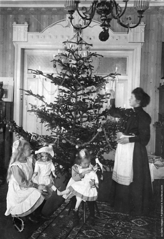 Victorians would often combine their sparkly bought decorations with candles and homemade edible treats, tied to the branches with ribbon.