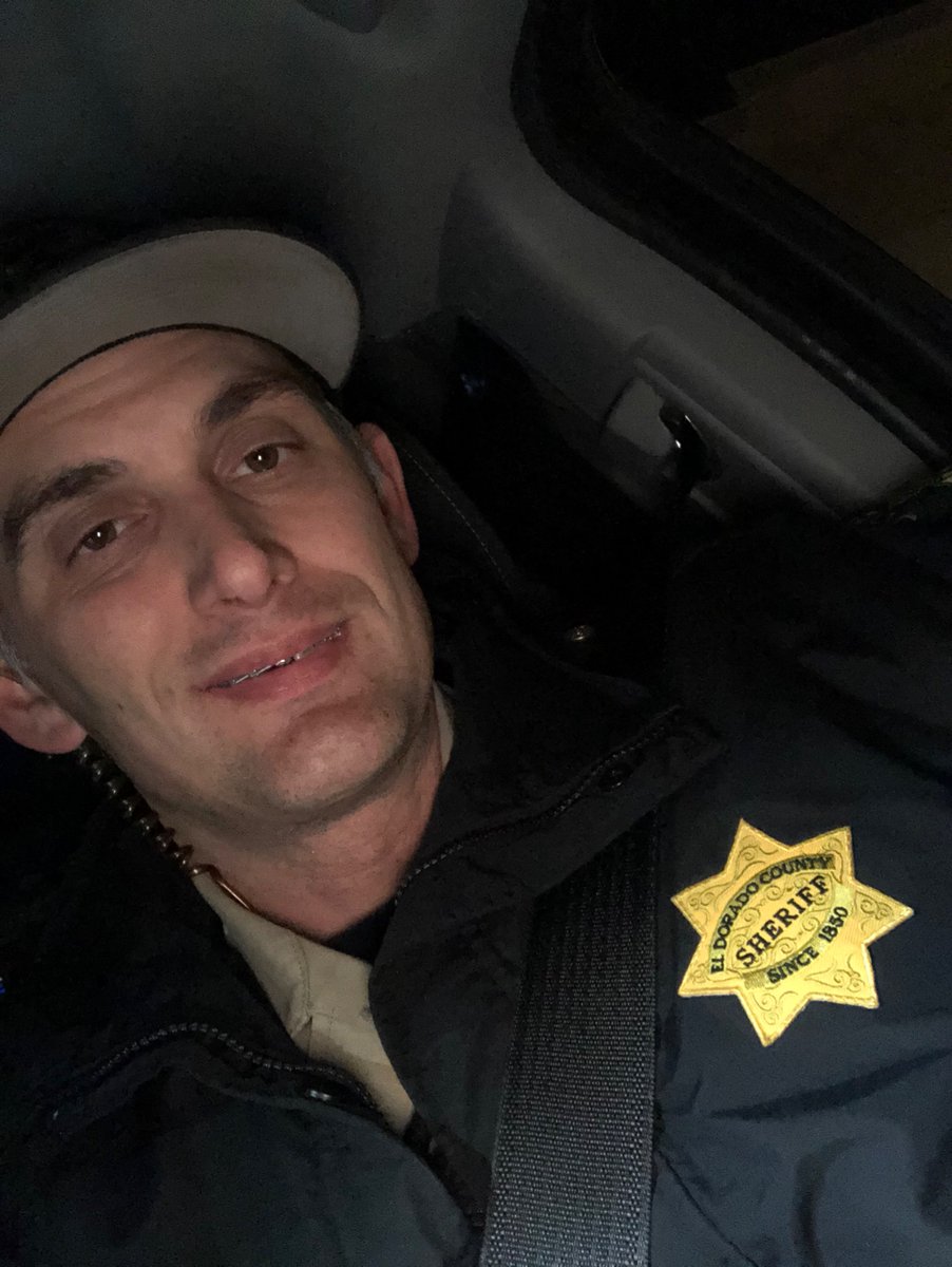 GG_EDSO's tweet photo. It’s Christmas! Please wear your seatbelt while traveling. #seatbeltselfie https://t.co/A0o8OOCgYc