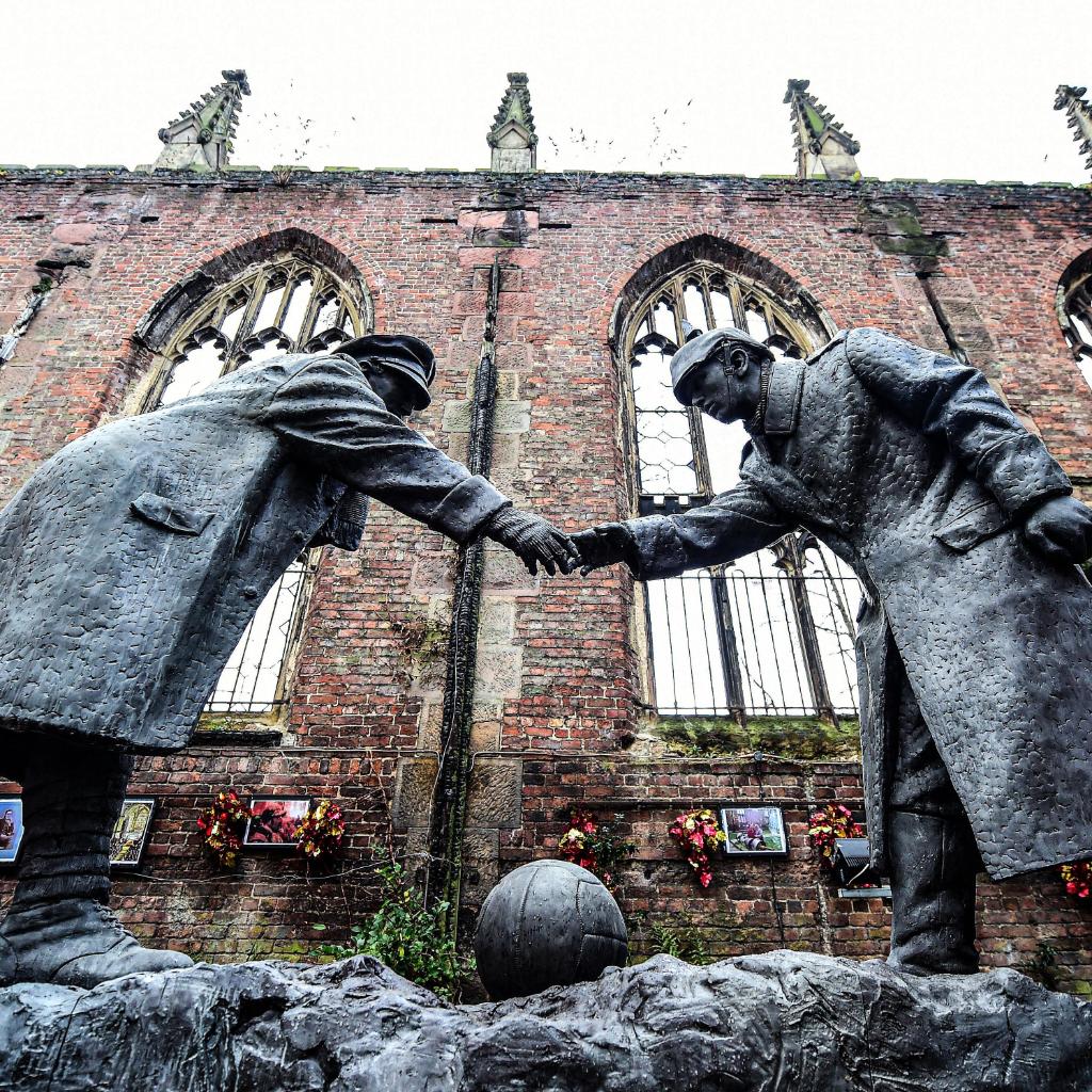 106 years ago today, English and German soldiers stopped fighting in WWI to have a game of football on 'No Man's Land' on Christmas Day ⚽️