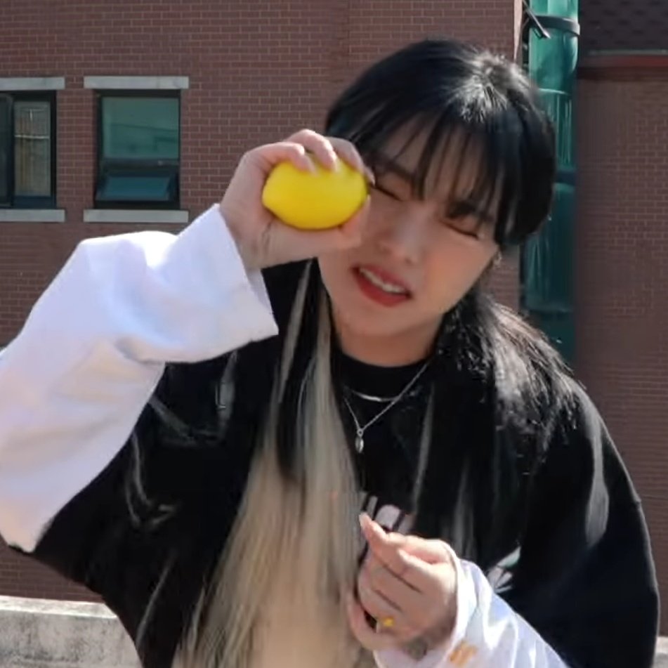 moomooo_oo's tweet photo. "your idol isn't a baby."
the idol: https://t.co/9GrY0zVhRr