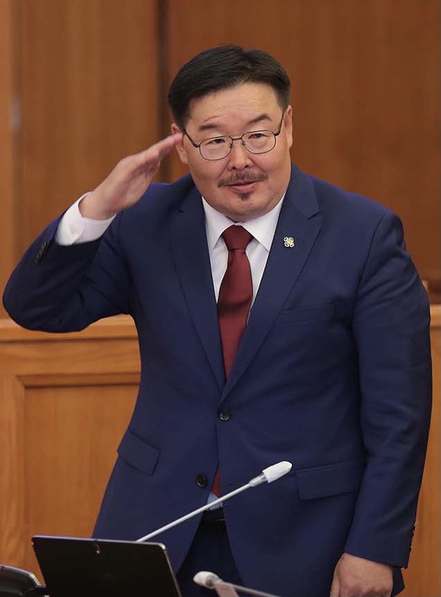 Энэ Занданшатар 1992 оноос хойш УИХ-ын дарга хийсэн хүмүүсээс хамгийн адгийн, барьцаатай, зөвхөн өөрийнхөө хувийн эгод идэгдсэн, өөрөө дарга болж тоглож байвал парламентат ёсыг ч зарахад бэлэн новш юм аа! Төмсгөндөө их л эмзэг байна даа!