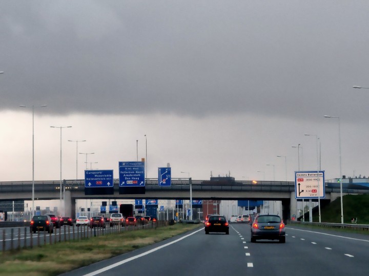 de vuurspuwers van @shellnederland spoten gisteren speciaal voor kerst extra veel vuurwerk uit. Spectaculaire beelden om al dat brandende gif te zien verbranden en stinken dat het doet. Goed bezig @shell #stopflaring, #flaringalarm, #stopaffakkelen.