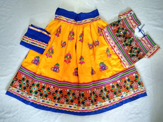 Dedhfootiya Bhaand / Fake Ids ki Dukan / Ramleela ki ManthraNice dress to wear at home, vacationsSpecial make up kit with a UNICORN bag Travel essentials connect the dots condom and asatya lotion  (5/7)