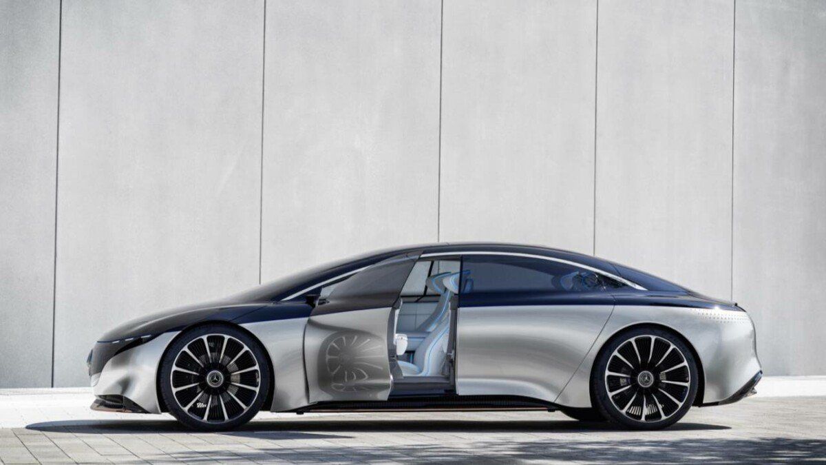 Frandroid's tweet image. Mercedes EQS : un écran incurvé XXL s’inviterait dans la berline électrique 👉 buff.ly/2LWnFTA