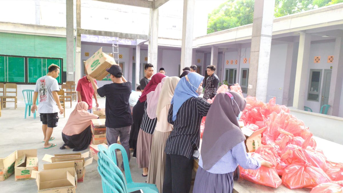PadamuNegeriPW's tweet photo. Pangkah Cares - Packing paket sembako untuk korban banjir Gresik Selatan
Donasi masih dibuka sampai tanggal 26 Desember 2020
Transfer melalui rekening Bank Mandiri 178 000 242 3040 a/n Dwi Umar Faruqi (konfirmasi ke nomor wa 08563123059)

#pacare #pangkahcares https://t.co/2DG6TSDhXf
